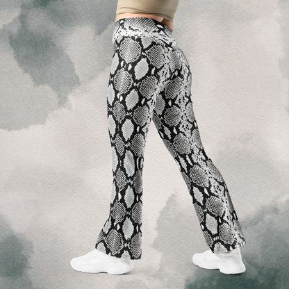 Snake Skin - Black & White - Flare leggings